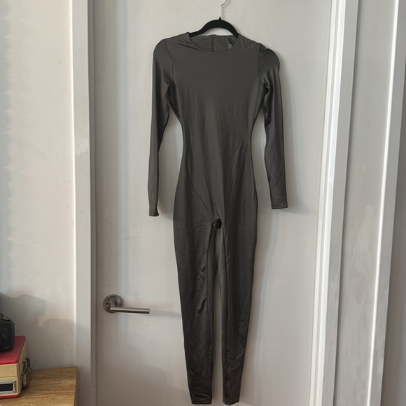 SKIMS ALL-IN-ONE SHINE CREW NECK LONG SLEEVE ONESIE IN GUNMETAL - Picture 5 of 9